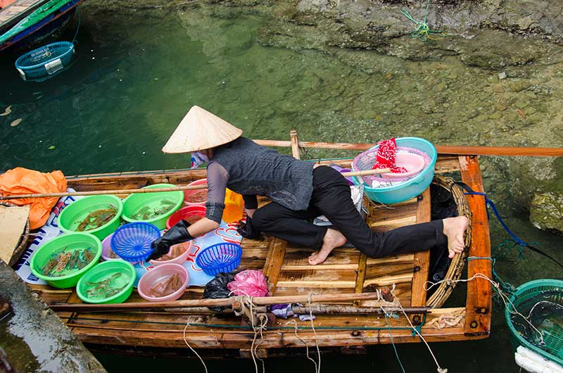 48 - Vietnam - Bahia de Halong - comercio flotante